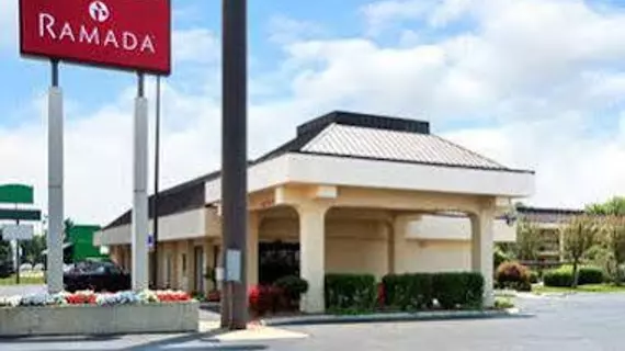 Ramada Inn and Suites Lebanon | Tennessee - Nashville-Davidson - Nashville (ve civarı) - Lebanon