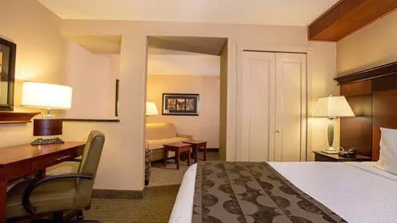 Fairfield Inn & Suites Detroit Livonia | Michigan - Detroit (ve civarı) - Livonia