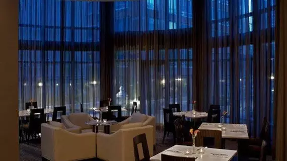 L'Hermitage Hotel | Britanya Kolombiyası - Vancouver (ve civarı) - Vancouver - Vancouver Waterfront - Vancouver Şehir Merkezi