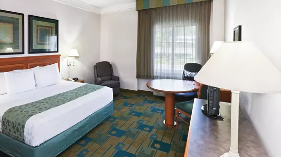 La Quinta Inn and Suites Houston Bush IAH South | Teksas - Houston (ve civarı) - Houston