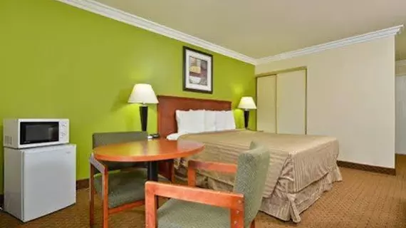 Rodeway Inn & Suites Canyon Lake | Kaliforniya - Riverside County - Temecula (ve civarı) - Canyon Lake