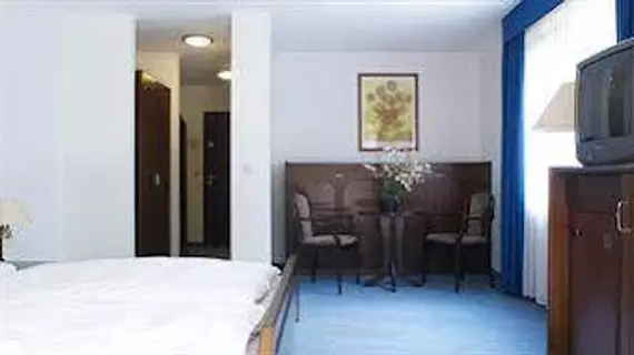 Hotel Astoria am Urachplatz | Baden-Wuerttemberg - Rems-Murr-Kreis - Stuttgart (ve civarı) - Stuttgart - Ostheim