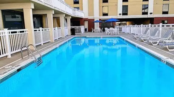 Clarion Inn & Suites Virginia Beach | Virginia - Norfolk - Virginia Beach (ve civarı) - Virginia Beach