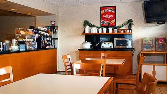 Econo Lodge Inn & Suites I-35 at Shawnee Mission | Kansas - Kansas City (ve civarı) - Mission