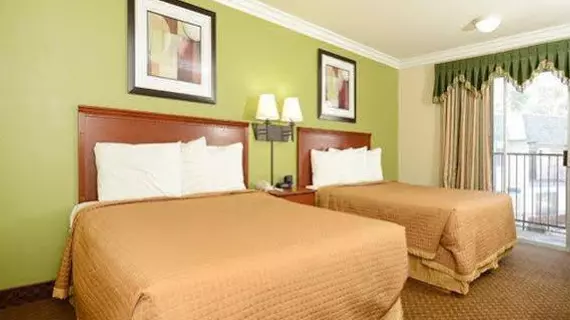 Rodeway Inn & Suites Canyon Lake | Kaliforniya - Riverside County - Temecula (ve civarı) - Canyon Lake