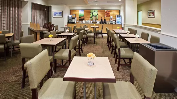 La Quinta Inn & Suites Nashville Airport/Opryland | Tennessee - Nashville-Davidson - Nashville (ve civarı) - Nashville - Opryland - Donelson