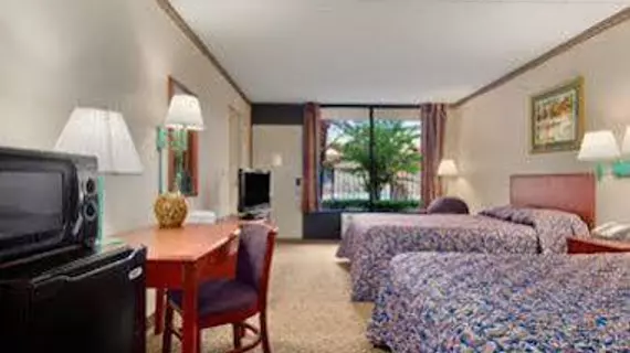 Travelodge Inn & Suites Orlando Airport | Florida - Orlando (ve civarı) - Orlando