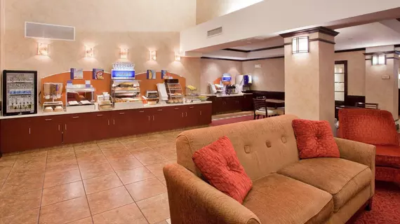 Holiday Inn Express Hotel & Suites Andover East 54 Wichita | Kansas - Wichita (ve civarı) - Andover