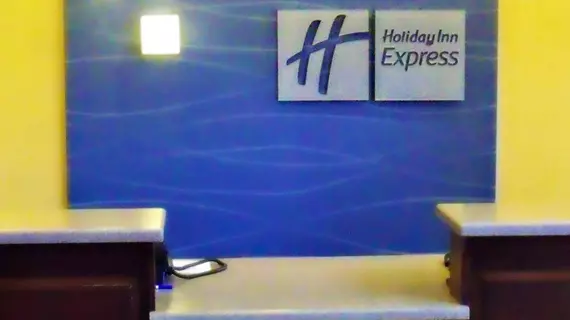 Holiday Inn Express Highland | İllinois - Carlyle Gölü (ve civarı) - Highland