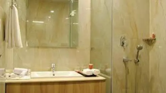 Xenious World Square Hotel | Batı Delhi - Ulusal Eyalet Başkenti Delhi - Delhi (ve civarı) - Noida