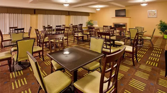 Holiday Inn Express Hotel & Suites Kansas City Sports Complex | Missouri - Kansas City (ve civarı) - Kansas