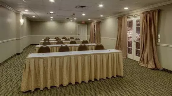 Clarion Inn & Suites Conference Center | Louisiana - Hammond (ve civarı) - Covington