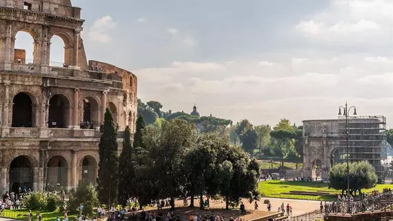 Martina al Colosseo | Lazio - Roma (ve civarı) - Roma Kent Merkezi - Monti