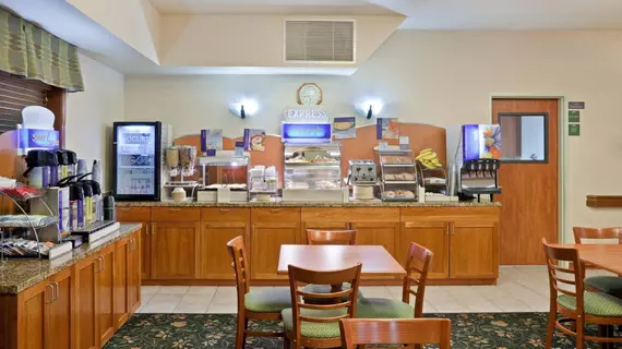 Holiday Inn Express Hotels & Suites Burlington | Washington - Vernon Dağı (ve civarı) - Burlington