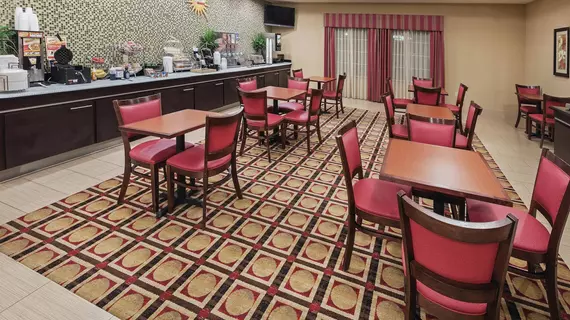 La Quinta Inn & Suites Cleveland | Teksas - Conroe (ve civarı) - Cleveland