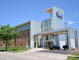 Days Inn and Suites Milwaukee