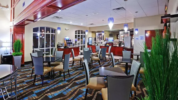 Holiday Inn Express Hotel & Suites Oklahoma City - Penn Square | Oklahoma - Oklahoma City (ve civarı) - Oklahoma