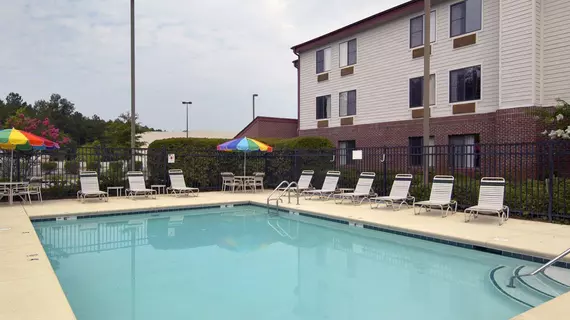 Red Roof Inn & Suites Savannah Airport | Georgia - Savannah (ve civarı) - Pooler