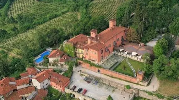 Castello Rosso | Piedmont - Cuneo (il) - Costigliole Saluzzo