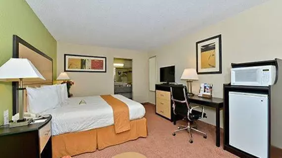 Red Roof Inn & Suites Addison | Teksas - Dallas (ve civarı) - Addison