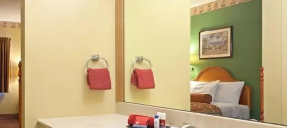 Country Hearth Inn & Suites Edwardsville | Missouri - St. Louis (ve civarı) - Edwardsville