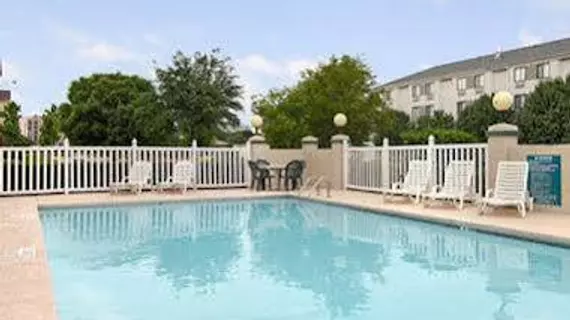 Baymont Inn & Suites Arlington DFW at Six Flags Drive | Teksas - Dallas (ve civarı) - Arlington