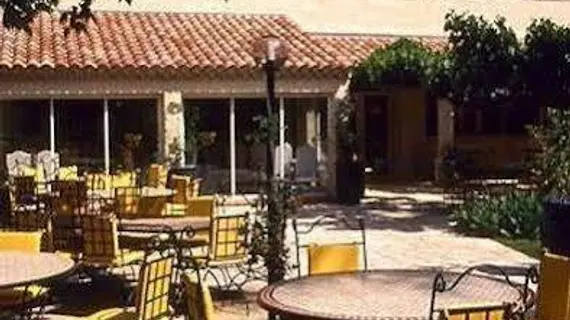 Best Western Le Val Majour | Provence - Alpes - Cote d'Azur - Bouches-du-Rhone (bölge) - St.-Remy-de-Provence (ve civarı) - Fontvieille