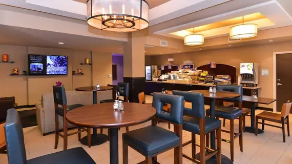 Holiday Inn Express Indio | Kaliforniya - Imperial County - Palm Springs (ve civarı) - Indio