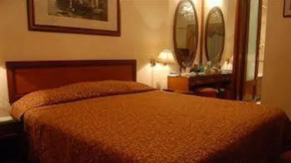 Royal Inn | Maharaştra - Raigad - Bombay (ve civarı) - Bombay - Malad - Batı Banliyöleri