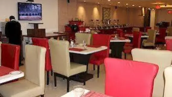 Xenious World Square Hotel | Batı Delhi - Ulusal Eyalet Başkenti Delhi - Delhi (ve civarı) - Noida