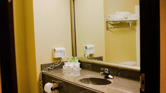 HOLIDAY INN EXPRESS WARRENSBURG | Missouri - Clinton - Warrensburg