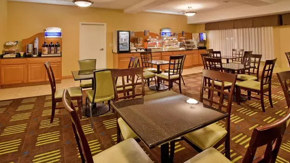 Holiday Inn Express Hotel & Suites Kansas City Sports Complex | Missouri - Kansas City (ve civarı) - Kansas