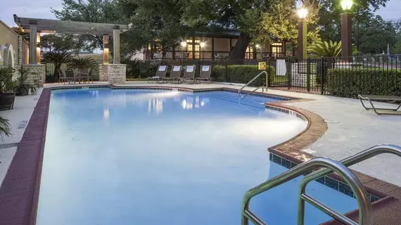 DoubleTree by Hilton Austin-University Area | Teksas - Austin (ve civarı) - Austin - East Austin