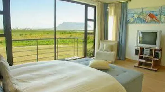 Castellon Boutique Guesthouse | Western Cape (il) - West Coast DC - Drakenstein - Cape Town (ve civarı) - Cape Town - Tableview