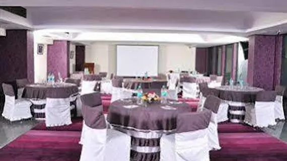 Corporate Suites Noida | Batı Delhi - Ulusal Eyalet Başkenti Delhi - Delhi (ve civarı) - Noida