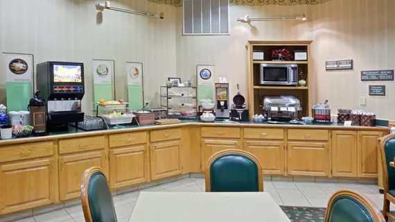 Country Inn & Suites Salina | Kansas - Salina (ve civarı) - Salina