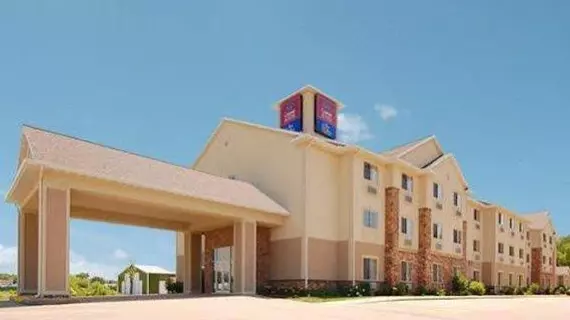 Comfort Suites at Royal Ridges | Wisconsin - Ripon