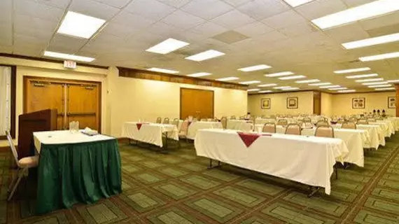 Quality Inn & Conference Center Akron | Ohio - Summit İlçesi - Akron (ve civarı) - Akron