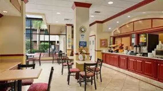 Travelodge Inn & Suites Orlando Airport | Florida - Orlando (ve civarı) - Orlando