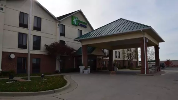 HOLIDAY INN EXPRESS WARRENSBURG | Missouri - Clinton - Warrensburg