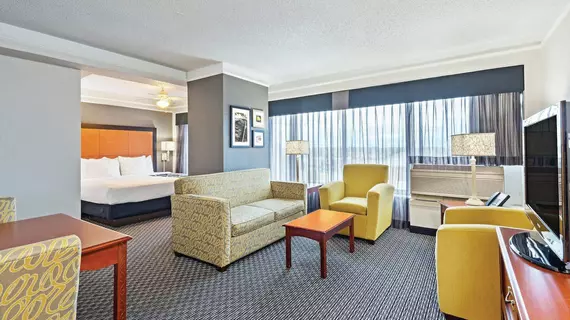 La Quinta Inn & Suites New Orleans Airport | Louisiana - New Orleans (ve civarı) - Kenner - Kenner - Louis Armstrong Uluslararası Havalimanı