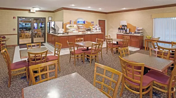 Holiday Inn Express & Suites - Muncie | Indiana - Muncie (ve civarı) - Muncie