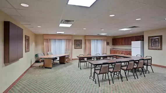 Holiday Inn Express Hotel & Suites Concordia US 81 | Kansas - Concordia (ve civarı) - Concordia