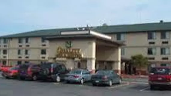 Quality Inn and Suites | Michigan - Detroit (ve civarı) - Romulus