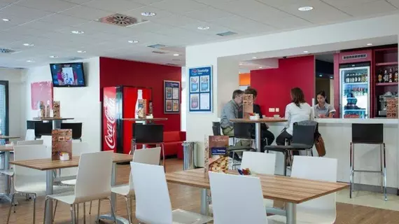 Travelodge Madrid Alcalá | Madrid Özerk Topluluğu - Madrid (ve civarı) - Madrid