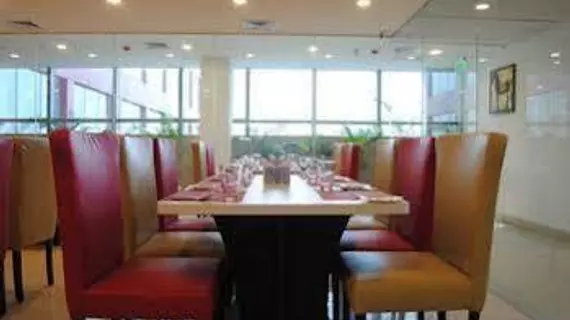 Xenious World Square Hotel | Batı Delhi - Ulusal Eyalet Başkenti Delhi - Delhi (ve civarı) - Noida