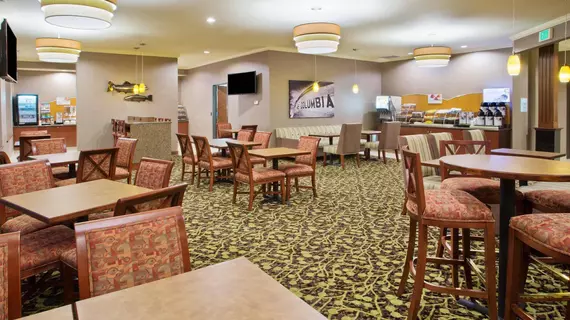 Holiday Inn Express Hotel & Suites Astoria | Oregon - Oregon Coast - Astoria