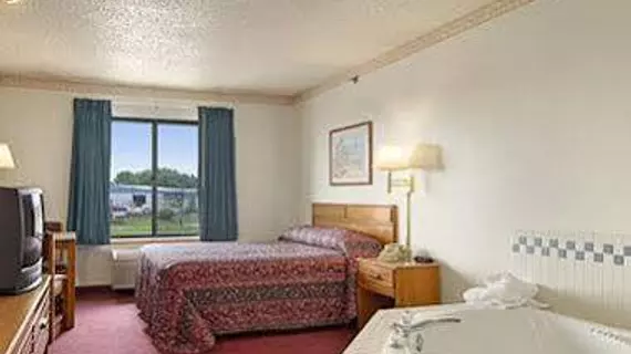 SUPER 8 WATERTOWN WI | Wisconsin - Fort Atkinson (ve civarı) - Watertown