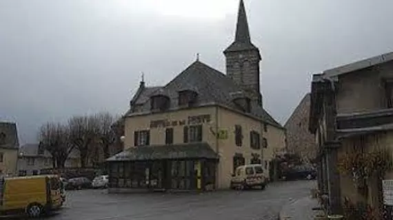 Logis Hotel De La Poste | Auvergne-Rhone-Alpes - Puy-de-Dome (bölge) - Saint-Sauves-d'Auvergne