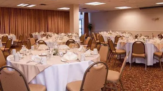 Quality Inn and Conference Center Richmond | Indiana - Richmond (ve civarı) - Richmond